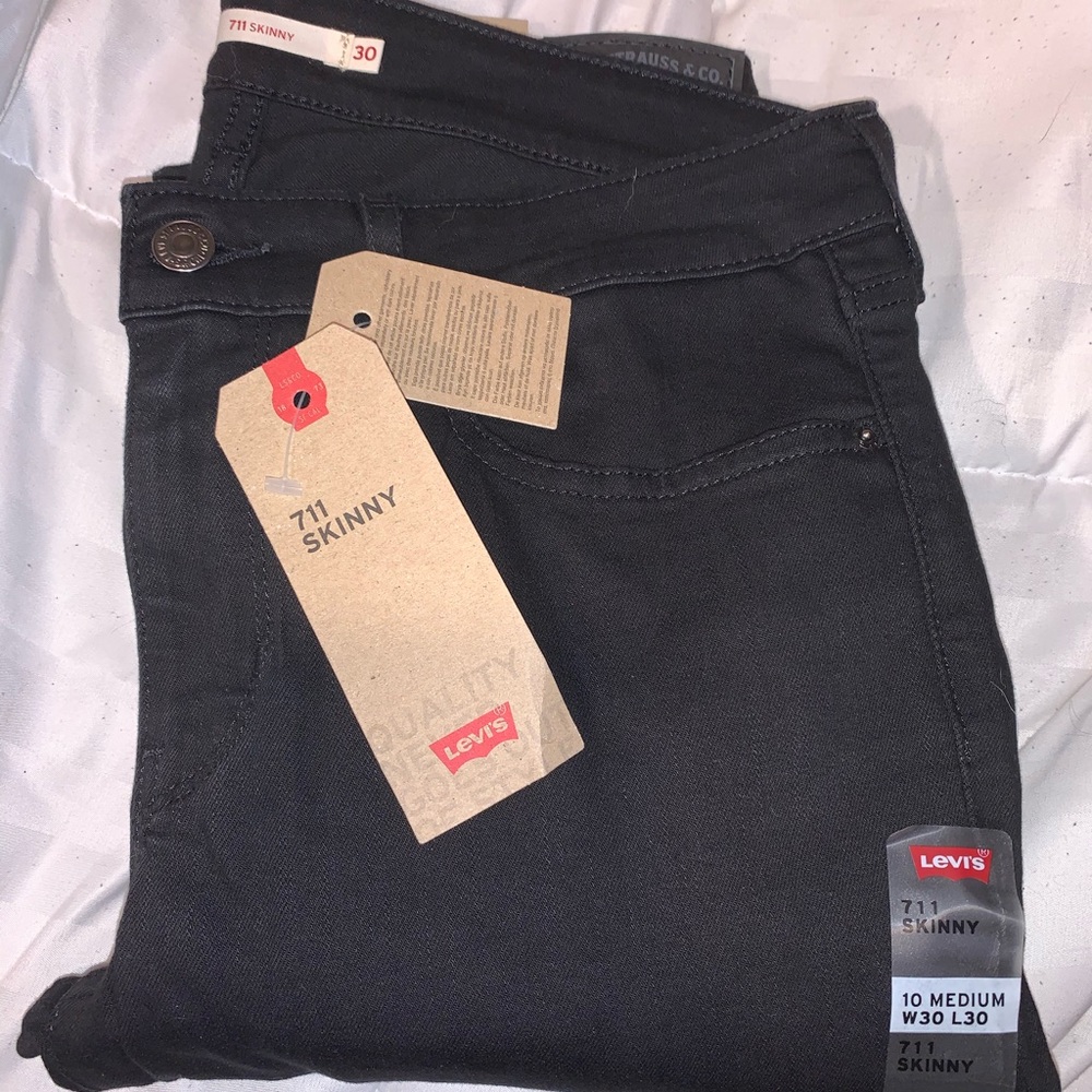 Never worn black Levi skinny jeans